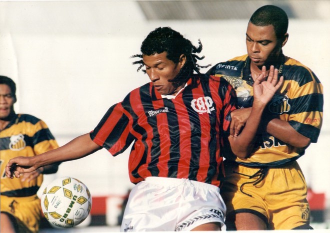 Oséas em ação pelo Atlético pela Série B do Brasileiro de 1995. |