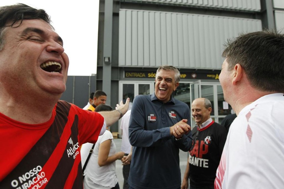 Henrique Gaede, da oposição, e Mario Celso Petraglia, da situação, confraternizam durante a tarde na Arena. | Jonathan Campos/Gazeta do Povo