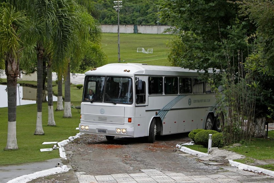 Ônibus das categorias de base do Coritiba deixa o CT em Quatro Barras: empresa diz que aluguel da área está atrasado. | Antônio More/Gazeta do Povo