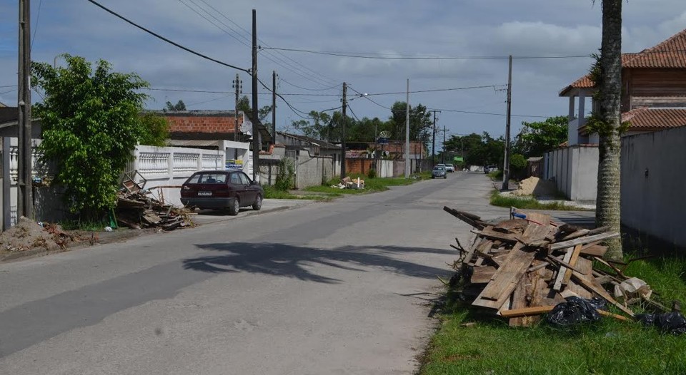 Rua Maria da Conceição Teixeira de Souza, na Vila Divinéia, é umas que apresentam entulho acumulado | Débora Mariotto Alves/Gazeta do Povo