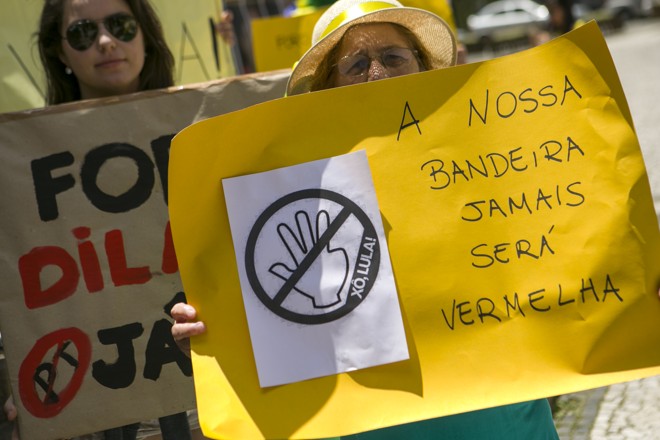 Manifestantes pedem a saída da presidente Dilma Rousseff. | Marcelo Andrade/Gazeta do Povo