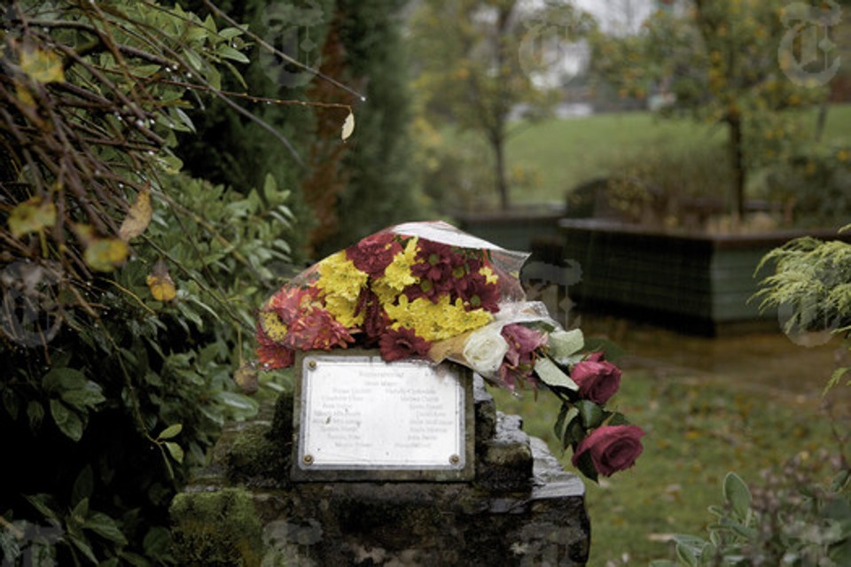 Memorial em escola primária de Dunblane, alvo de um atirador em 1996, que assassinou 16 crianças e um professor antes de se matar. | /