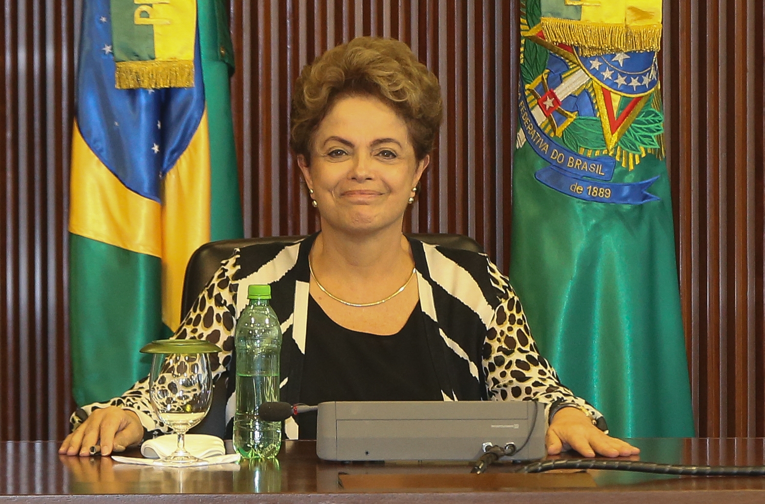 A presidente ainda fez questão de ser fotografada e filmada com uma caneta na mão, entendido como uma metáfora sobre quem estaria no comando do País. | LULA MARQUES/