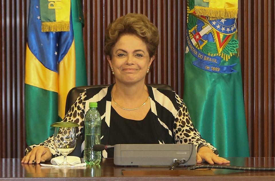 A presidente ainda fez questão de ser fotografada e filmada com uma caneta na mão, entendido como uma metáfora sobre quem estaria no comando do País. | LULA MARQUES/