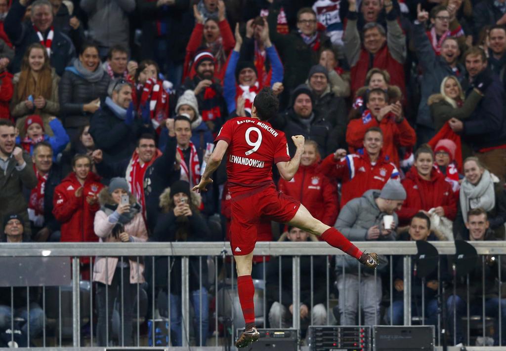 O polonês Lewandowski, terceiro maior artilheiro do Alemão, com 106 gols, festeja após abrir o placar para o Bayern. | Michael Dalder/Reuters