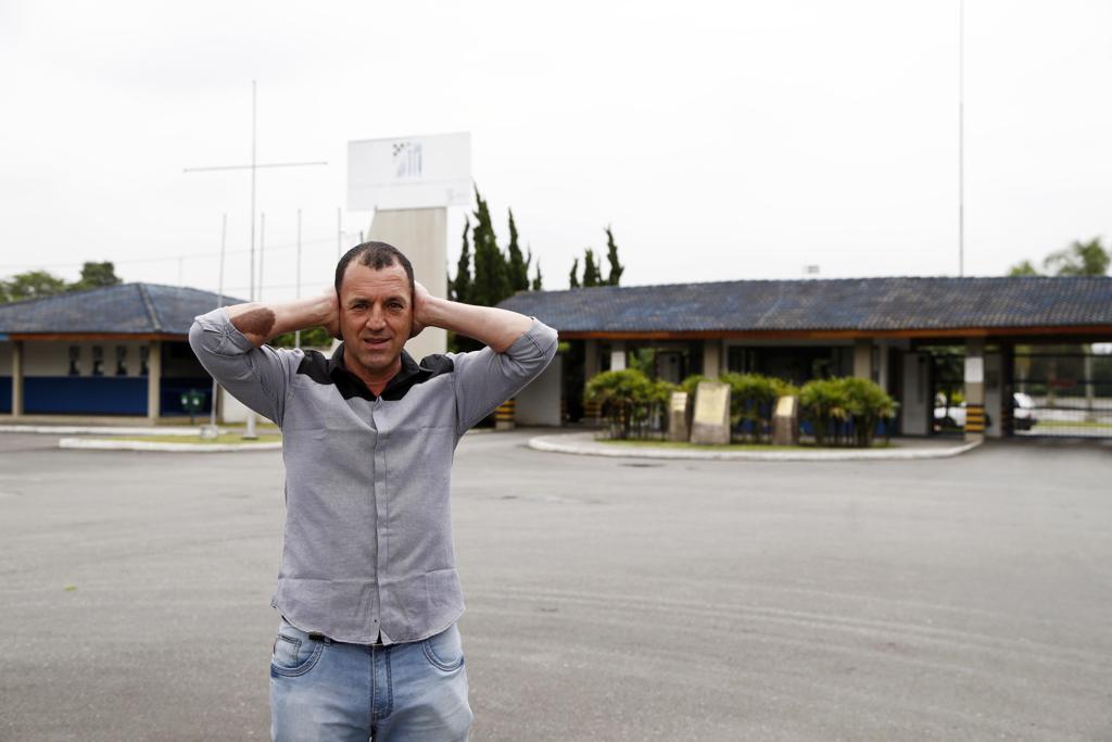 Morador Carlos Roberto da Silva em frente ao Autódromo de Curitiba: “barulho infernal” | Albari Rosa/Gazeta do Povo