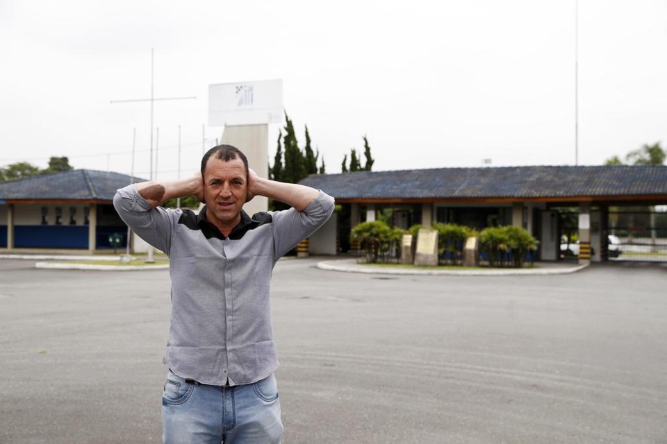 Morador Carlos Roberto da Silva em frente ao Autódromo de Curitiba: “barulho infernal” | Albari Rosa/Gazeta do Povo