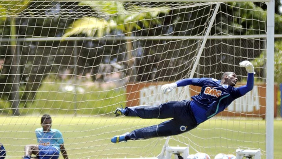 O goleiro Elisson está perto de acertar contrato de empréstimo com o Coritiba para 2016. | Gualter Naves/Light Press/Cruzeiro