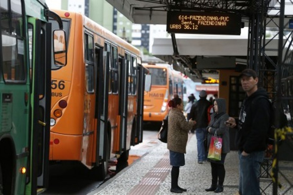 Audiência tenta evitar greve geral de ônibus; Urbs fala em aumento da tarifa No terminal do Portão, circulação é praticamente normal. | Henry Milléo/Gazeta do Povo