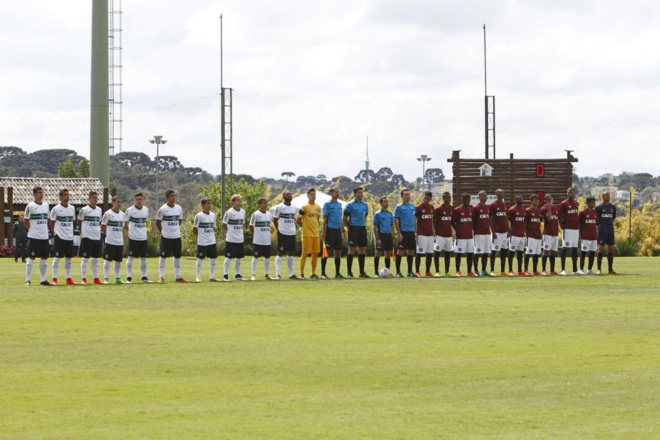 Imagem do Atletiba na última taça FPF. Atlético pode ficar fora de competições de base em 2016. | Antônio More/Gazeta do Povo