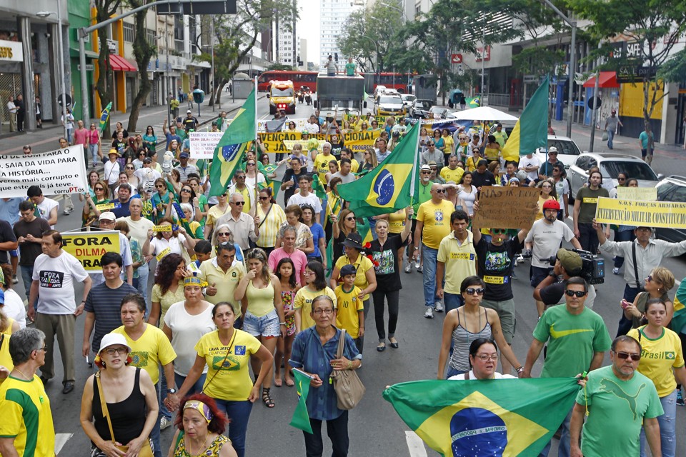 Manifestação recente em Curitiba: grupos pró e contra Dilma se articulam para novos protestos. | Antônio More/Gazeta do Povo