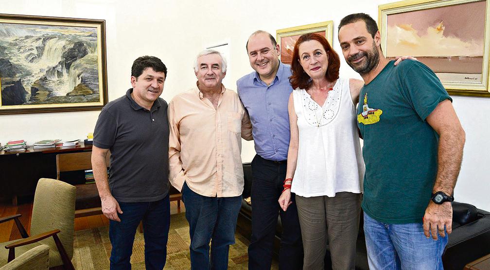 O diretor e dramaturgo paulista Alexandre Reinecke (último à dir.), que vai dirigir o primeiro espetáculo do Teatro de Comédia do Paraná, com o secretário da Cultura do estado, João Luiz Fiani (camisa azul), a diretora-presidente do Teatro Guaíra, Monica Rischbieter, o iluminador Beto Bruel (camisa clara) e o diretor artístico do Guaíra, Cleverson Cavalheiro, em encontro na Secretaria da Cultura. | Kraw Penas