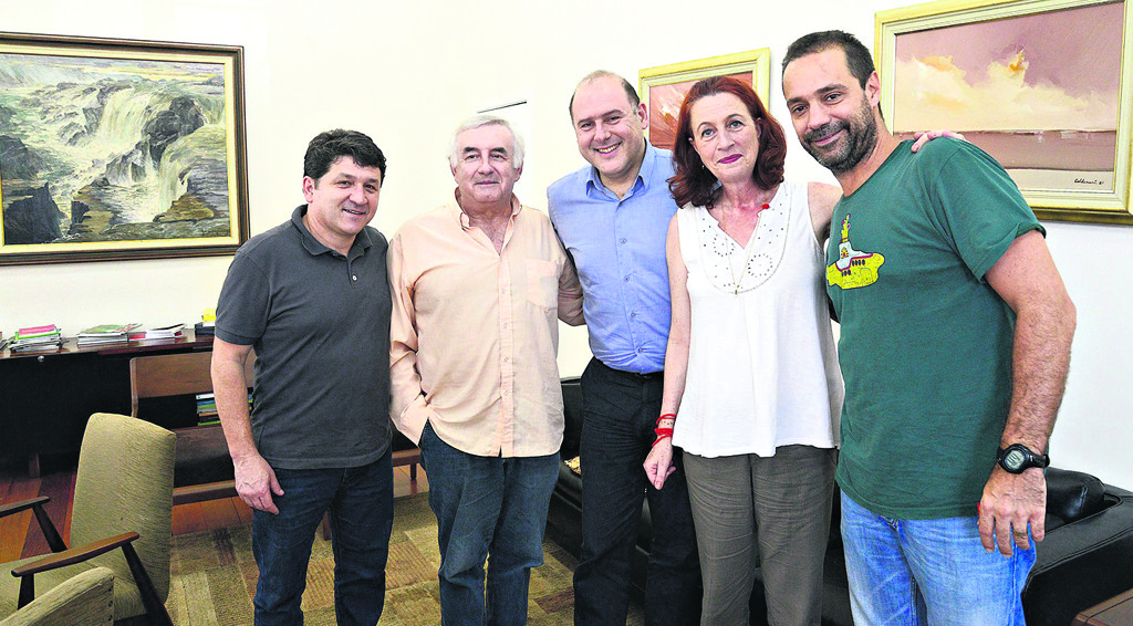 O diretor e dramaturgo paulista Alexandre Reinecke (último à dir.), que vai dirigir o primeiro espetáculo do Teatro de Comédia do Paraná, com o secretário da Cultura do estado, João Luiz Fiani (camisa azul), a diretora-presidente do Teatro Guaíra, Monica Rischbieter, o iluminador Beto Bruel (camisa clara) e o diretor artístico do Guaíra, Cleverson Cavalheiro, em encontro na Secretaria da Cultura.