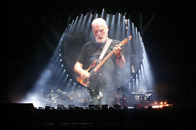 Com a Pedreira Paulo Leminski lotada e os 22 mil ingressos colocados à venda esgotados, o guitarrista britânico David Gilmour entrou no palco pontualmente às 20h. | Albari Rosa/Gazeta do Povo