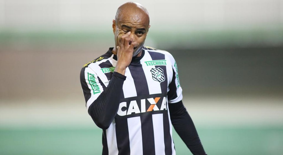 O zagueiro Thiago Heleno, de 27 anos, pertence ao Deportivo Maldonado, do Uruguai, e interessa também ao Internacional. | Giuliano Gomes/Gazeta do Povo