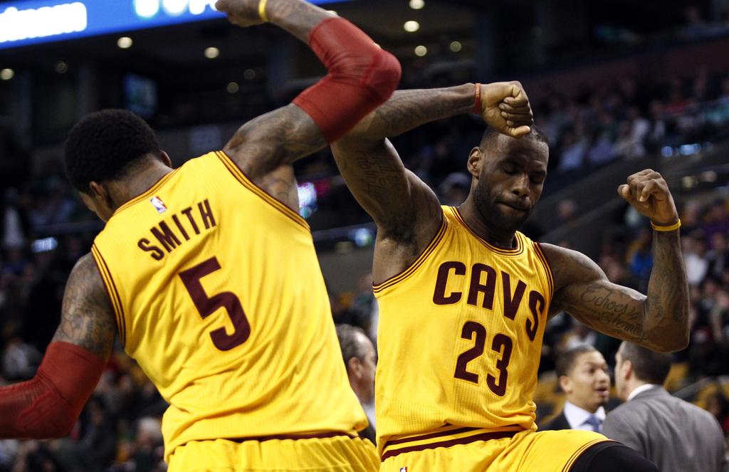 JR Smith e LeBron James comemoram na vitória do Cleveland Cavaliers sobre o Boston Celtics. | Mark L. Baer/USA Today Sports