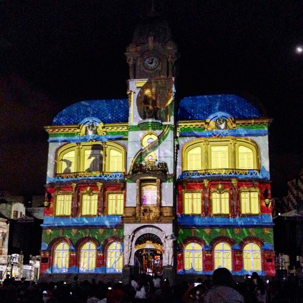 Animações projetadas na fachada do Paço dão o tom do espetáculo. | Julio Boll/Gazeta do Povo