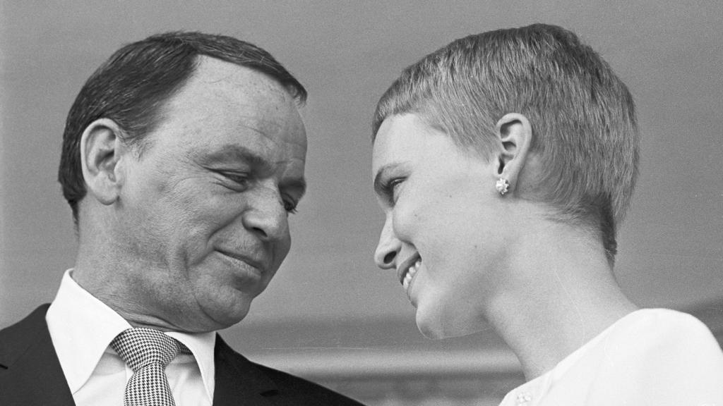 No Hotel Sands, em Las Vegas, Sinatra e Mia Farrow trocam olhares após se casarem no dia 19 de julho de 1966. | Corbis Corporation/Fotoarena