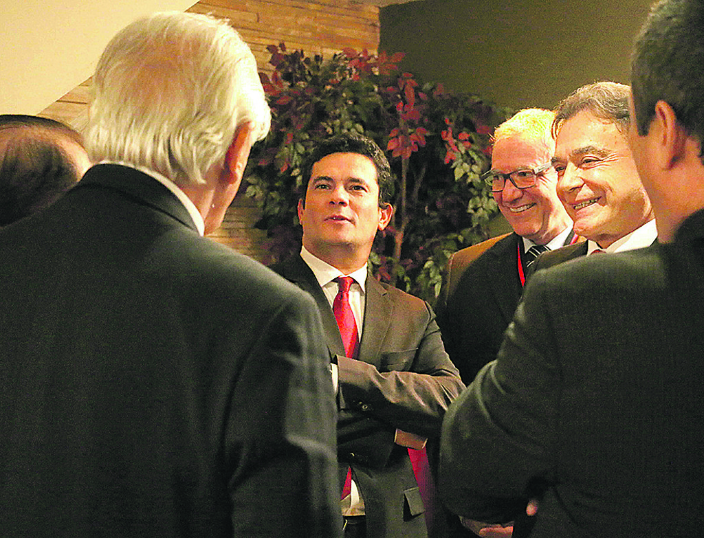 O juiz Sergio Moro foi o centro das atenções no jantar anual da Boca Maldita em que recebeu a comenda de Cavalheiro da tradicional instituição curitibana.