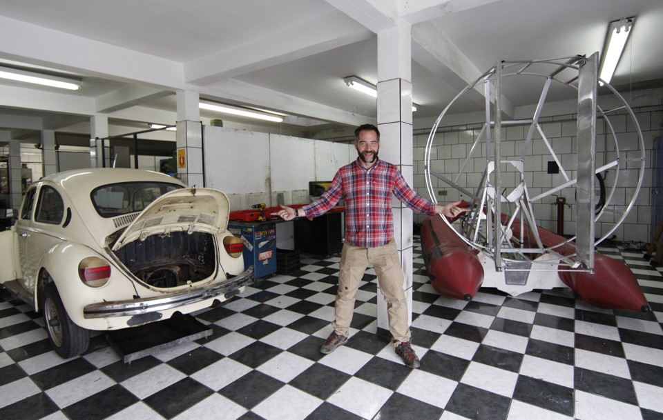 A máquina, o criador e a criatura: inglês Jimmy De Ville é o protagonista da série que passou por Curitiba. | Aniele Nascimento/Gazeta do Povo