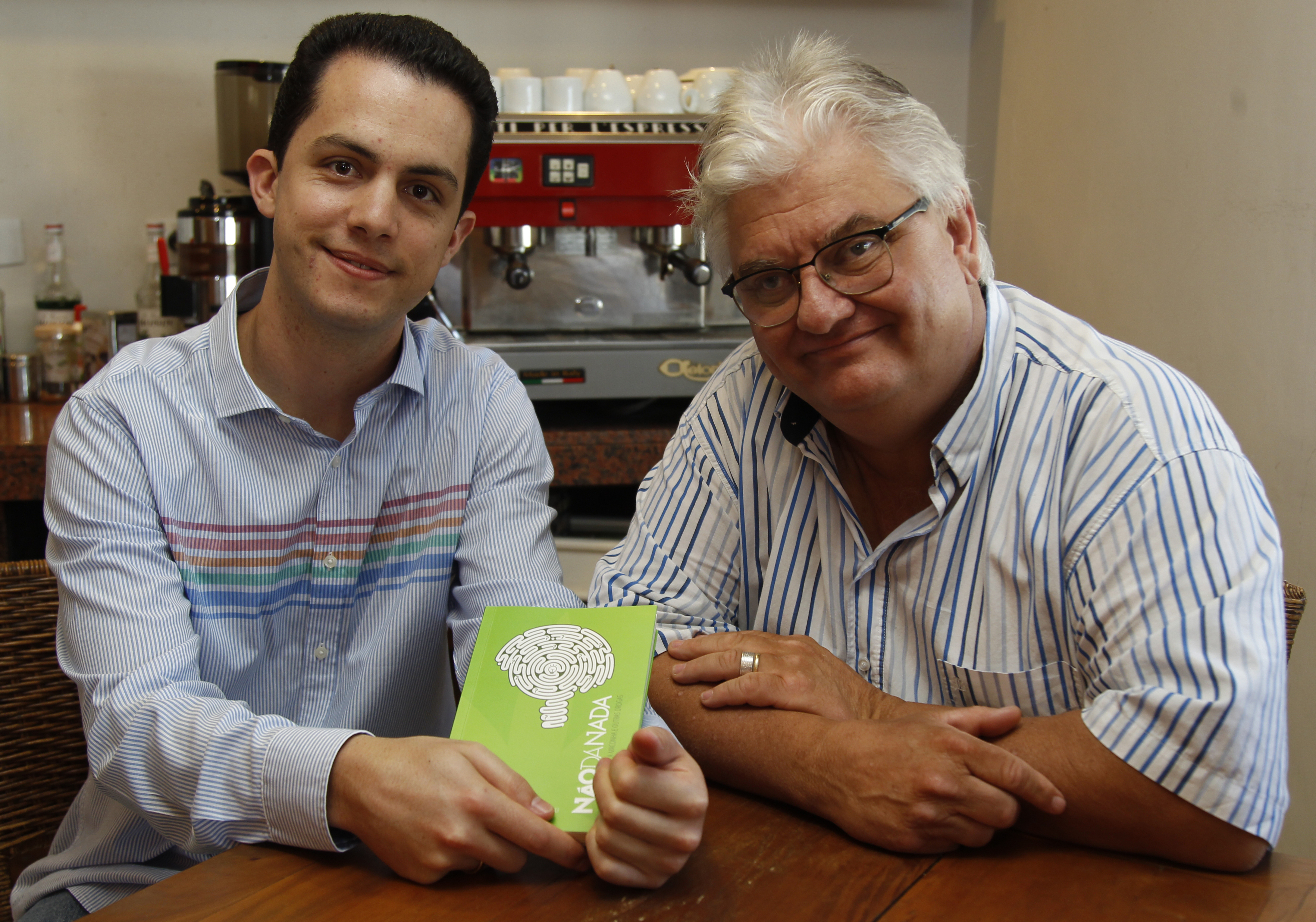 Mestres ao lado de Marco Afornali: os autores do livro Não dá nada. | Aniele Nascimento/Gazeta do Povo