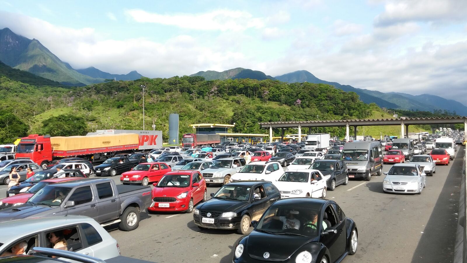 Fila em Garuva, na BR 376 | Daniel Castellano/Gazeta do Povo