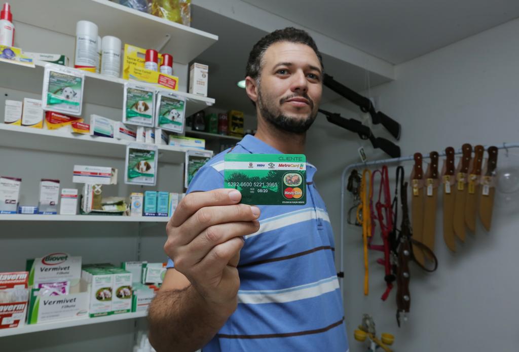 Deibi Moreno, balconista: “Gostei da ideia de um cartão que insiro valores para usar no comércio”. | Giuliano Gomes /Tribuna do Paraná