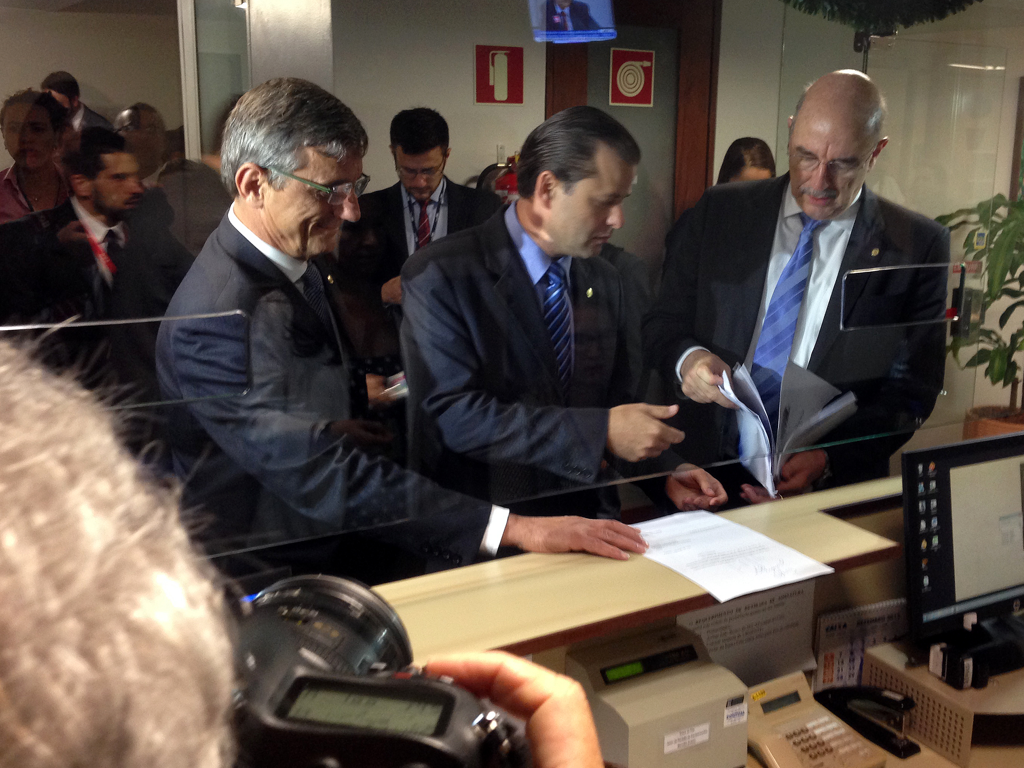 Leonardo Quintão(ao centro) assume o papel que era de outro Leonardo, o Picciani. | Wilson Silveira/Câmara dos Deputados