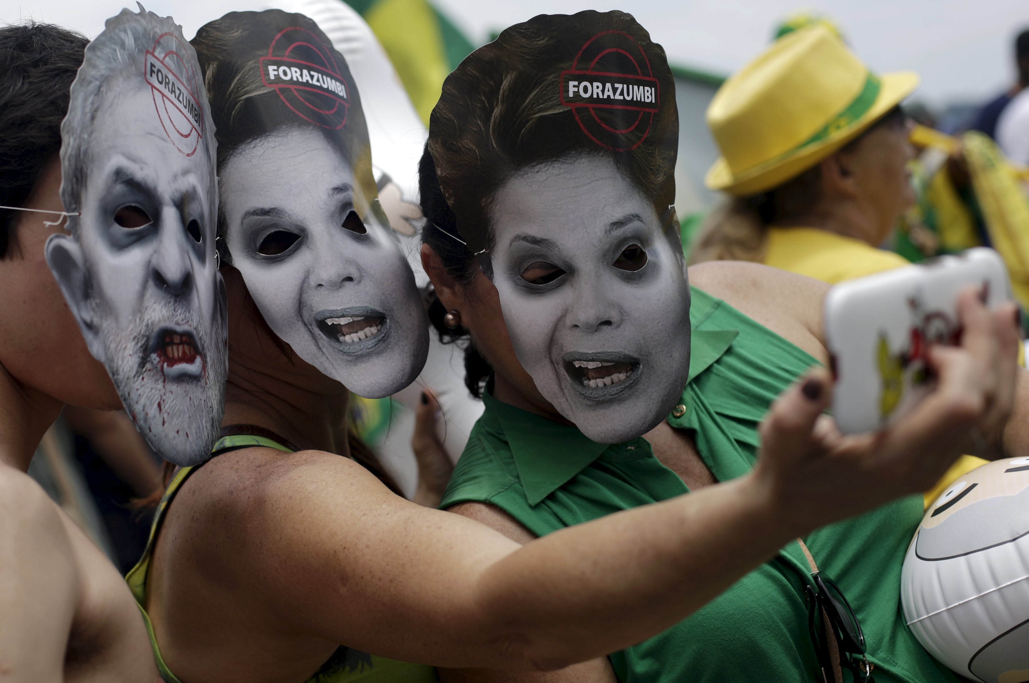 Máscaras de Lula e Dilma durante protesto no Rio: Planalto acredita em espaço para debate. | Ricardo Moraes/Reuters