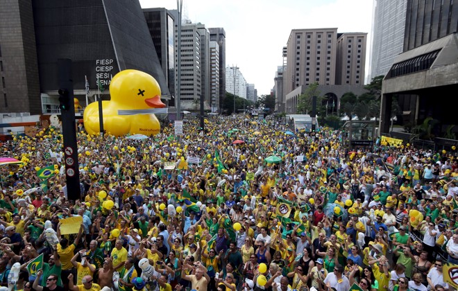Manifestantes na Avenida Paulista, em São Paulo, com um pato inflável, em alusão ao movimento contra ao aumento de impostos denominado “Não vou pagar o pato”. | Paulo Whitaker/Reuters