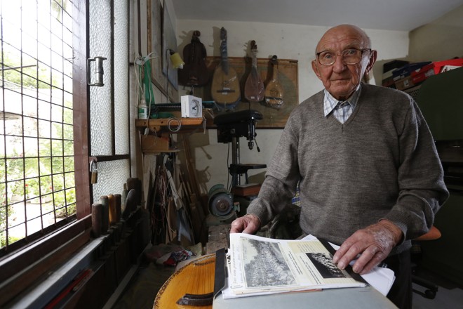 Iván mostra alguns jornais. | Henry Milleo/Gazeta