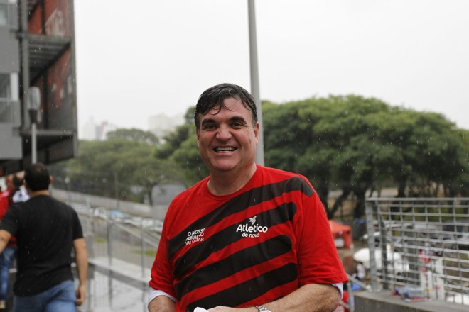 Gaede não fugiu da boca de urna mesmo com a chuva forte no fim da tarde. | Jonathan Campos/Gazeta do Povo