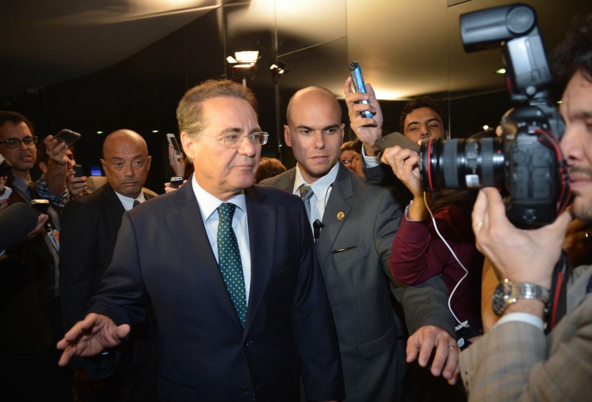 Presidente do Senado, Renan Calheiros conversou rapidamente com Eduardo Cunha. | Fabio Rodrigues Pozzebom/Agência Brasil