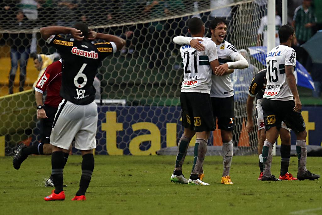 Jogadores do Coxa comemoram a permanência na Série A. | Albari Rosa/Gazeta do Povo