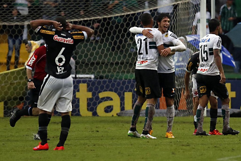 Jogadores do Coxa comemoram a permanência na Série A. | Albari Rosa/Gazeta do Povo