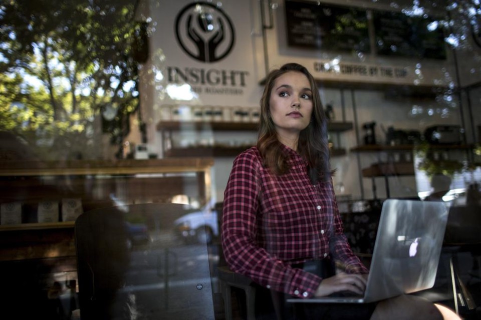 Hannah Payne, 18 anos, estudante da UCLA e blogueira de estilo de vida, é uma legítima representante da geração Z | MAX WHITTAKER/NYT
