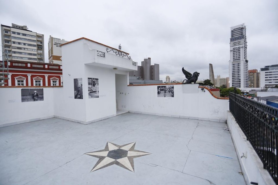Terraço da Escola da Escrita, no Centro de Curitiba. | Daniel Castellano/Gazeta do Povo
