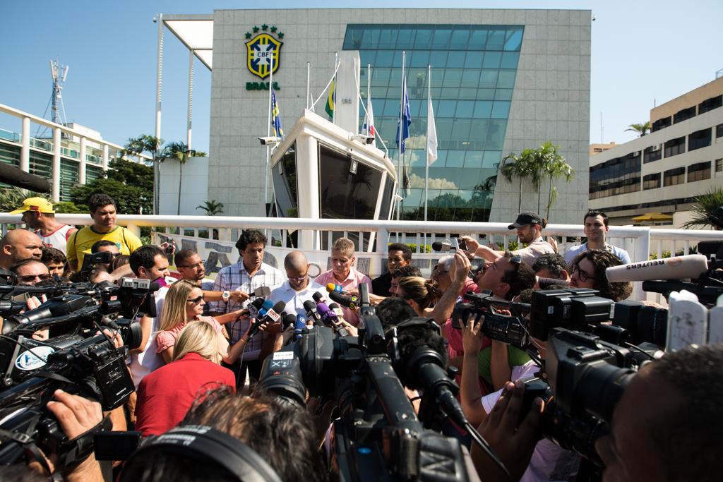 Raí, Alex e Paulo Autuori cercados pela imprensa durante manifestação na sede da CBF. | Ricardo Borges /Folhapress