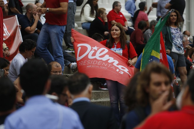 Faixa de apoio a Dilma. | Felipe Rosa/TRIBUNA DO PARANA
