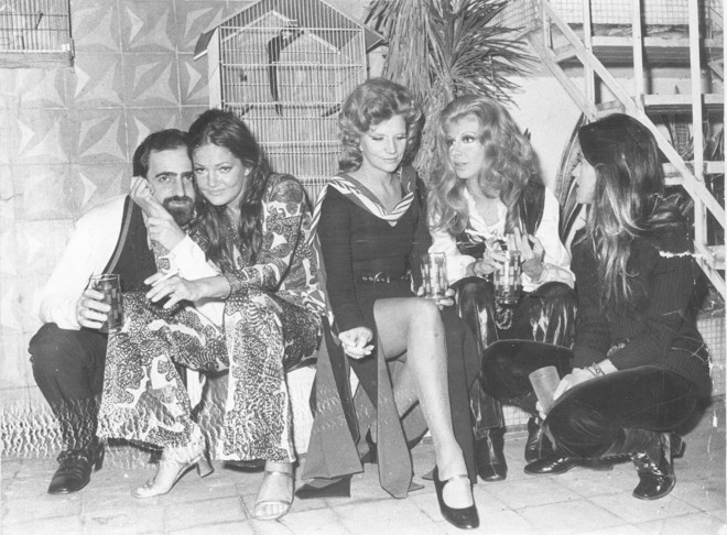 Na gravações de “O Cafona” (1971), com Ary Fontoura, Maysa, Tônia Carrero e Djenane Machado. “O Cafona “foi a primeira novela de Bráulio Pedroso na TV Globo. O autor escreveu para a TV Tupi “Beto Rockfeller” (1968), considerada um divisor de águas na teledramaturgia brasileira por inaugurar as tramas urbanas, espelhadas no cotidiano dos brasileiros. | ARQUIVO