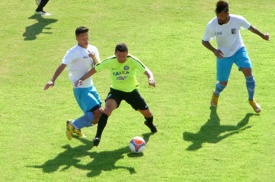Juan em disputa de bola em Foz do Iguaçu | Eduardo Luiz Klisiewicz/Gazeta do Povo