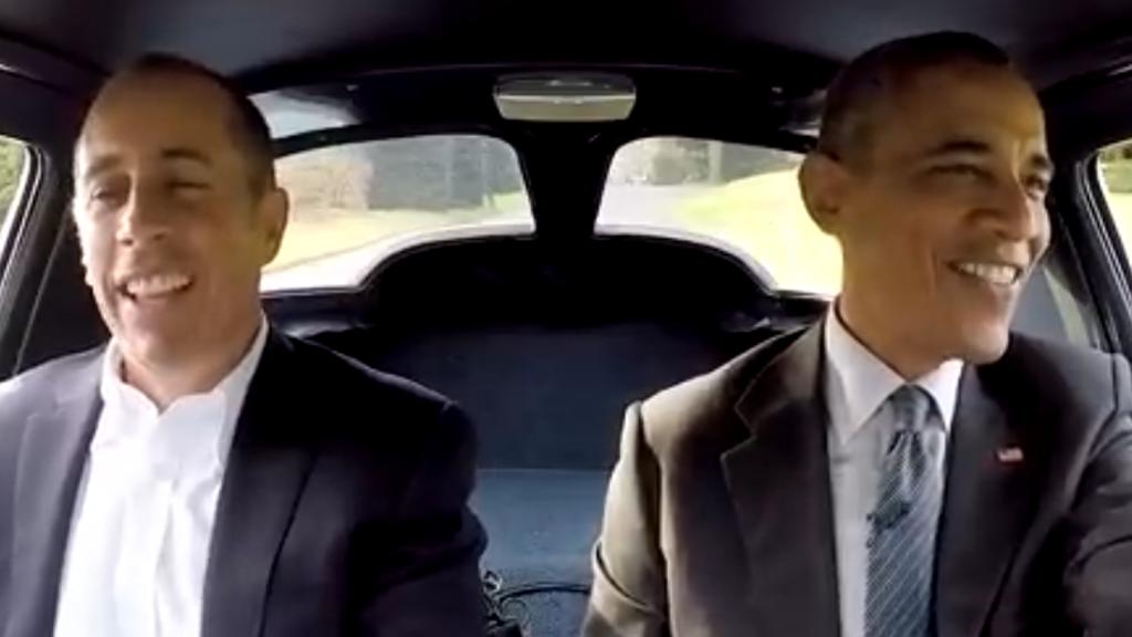 Seinfeld foi gravar usando um Corvette azul de 1963, que Obama acabou dirigindo ele mesmo – mas a dupla não foi autorizada a sair das instalações da Casa Branca. | /Reprodução