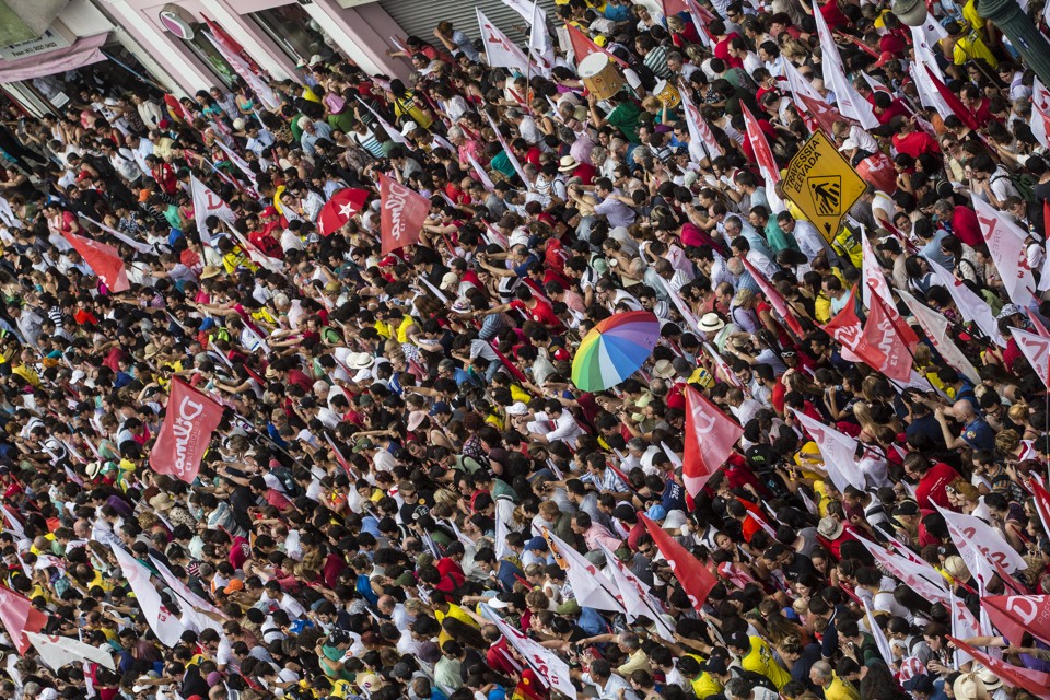 Militantes fazem campanha no Centro de Curitiba: aposta de uso da máquina pública. | Brunno Covello/Gazeta do Povo