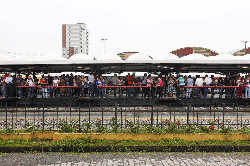 População sofreu com a falta de transporte público ontem. Apenas 17% da frota regular operou e muita gente ficou a pé. | Antônio More/Gazeta do Povo