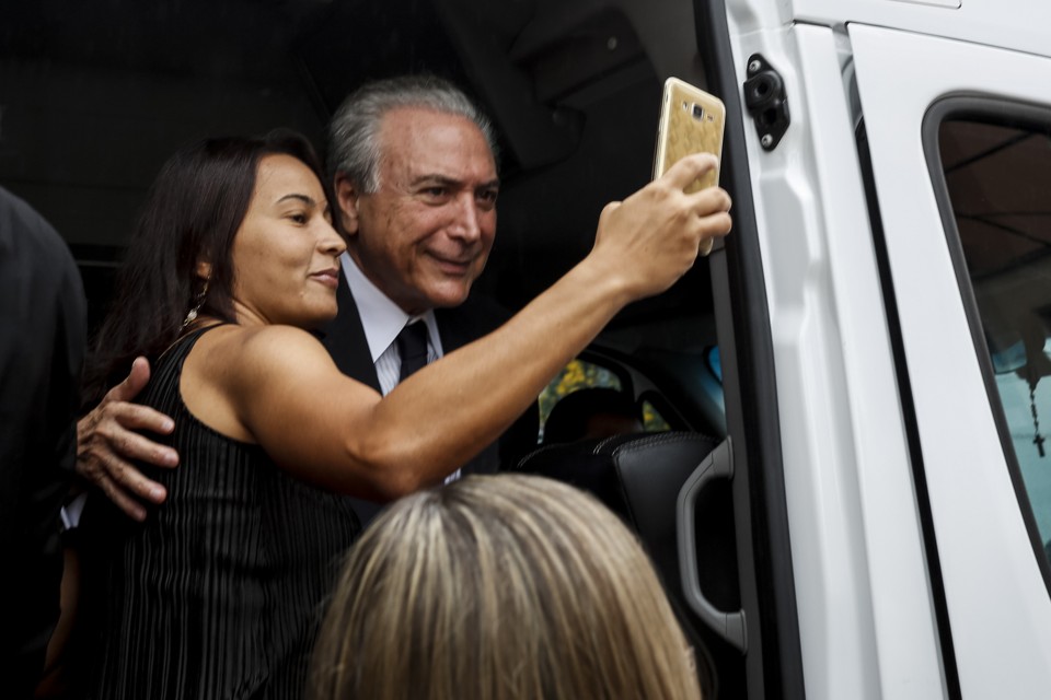 Temer é assediado para uma selfie durante a passagem por Curitiba: afagos e cobranças. | Henry Milleo/Gazeta do Povo