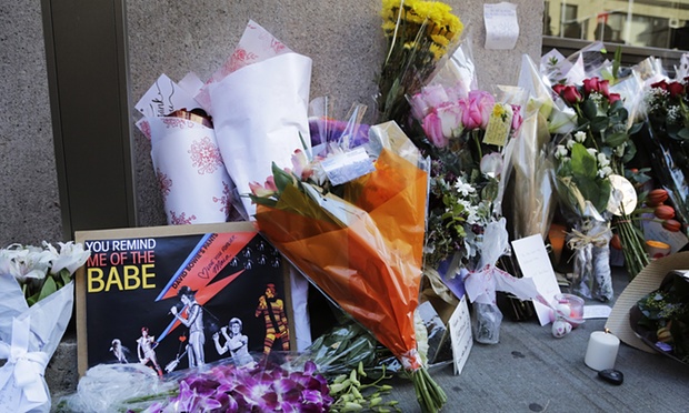 Fachada do apartamento do músico: flores, discos e homenagens. | Guim.co.uk/Divulgação