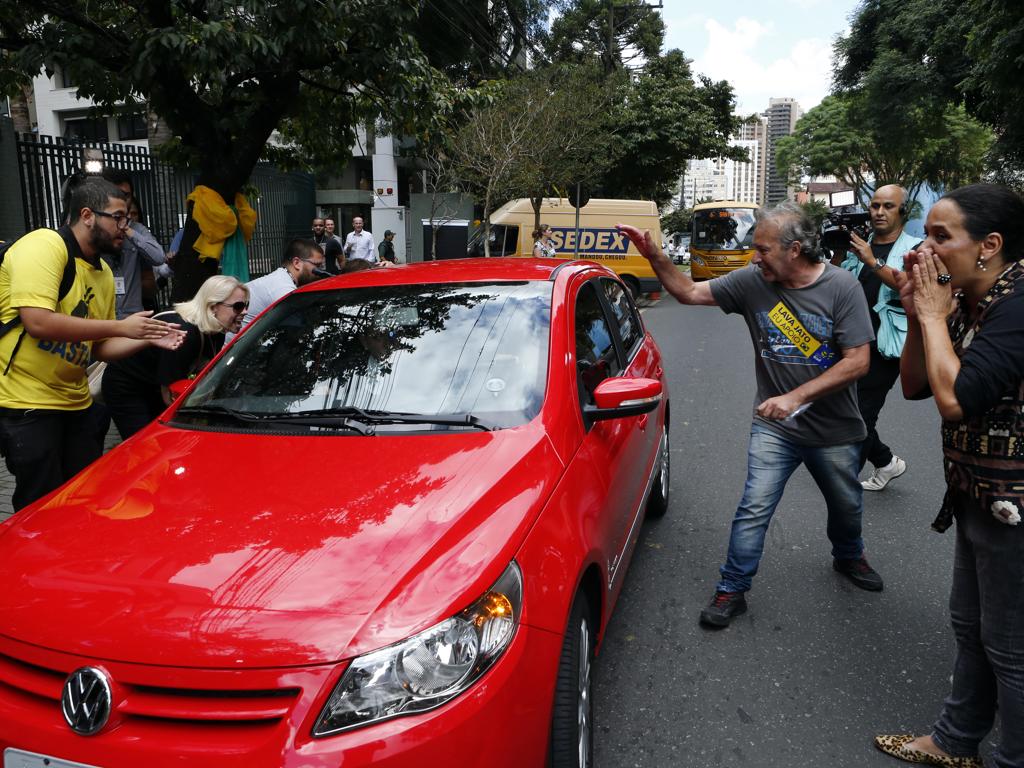 Carro de Gérson Almada foi atacado por manifestantes na saída da Justiça Federal em Curitiba. | Albari Rosa/Gazeta do Povo