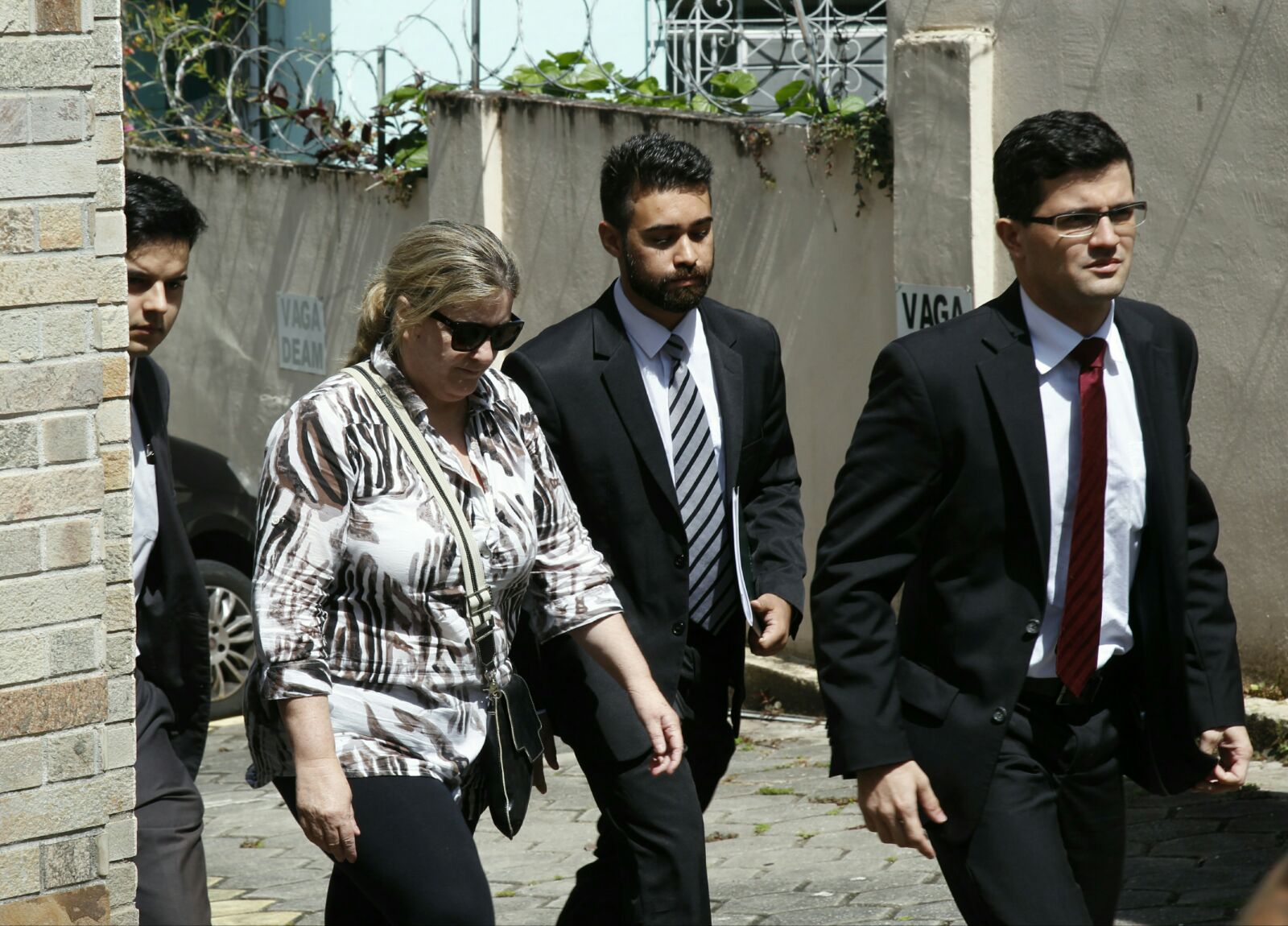 Lúcia Fontoura, sócia da Interlaken, chega à delegacia para prestar depoimento | Aniele Nascimento/Gazeta do Povo