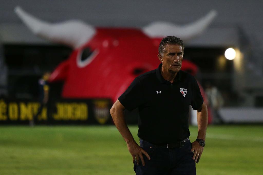 O estreante técnico Edgardo Bauza não gostou do que viu em Campinas: o São Paulo ficou no 1 a 1 com o Red Bull. | Marcos Bezerra/Futura Press/Folhapress