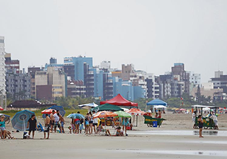 Praia esvaziou, mas contou com os resistentes de sempre. | Felipe Rosa/Gazeta do Povo